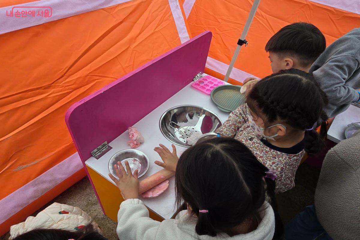 저마다 원하는 놀이를 선택해 즐겁게 참여하는 모습이다. ⓒ김은주