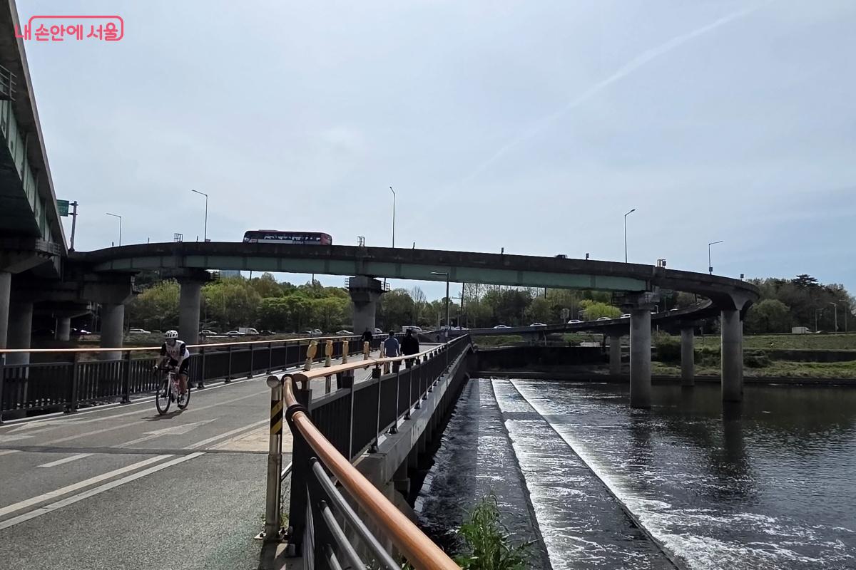 용비쉼터을 지나 중랑천교 건너기 전 황톳길에 도착한다. &copy;김미선