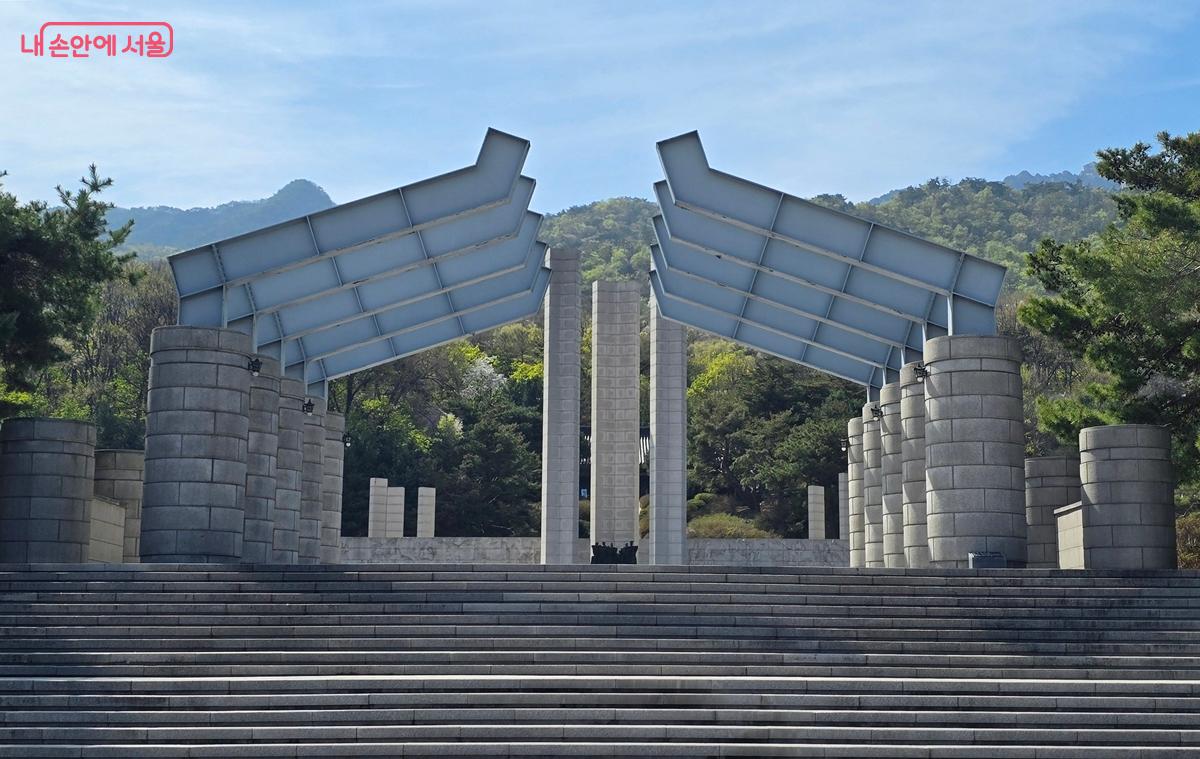 국립4·19 민주묘지에 들어서니 상징문과 사월학생혁명기념탑이 보인다. ©조성희
