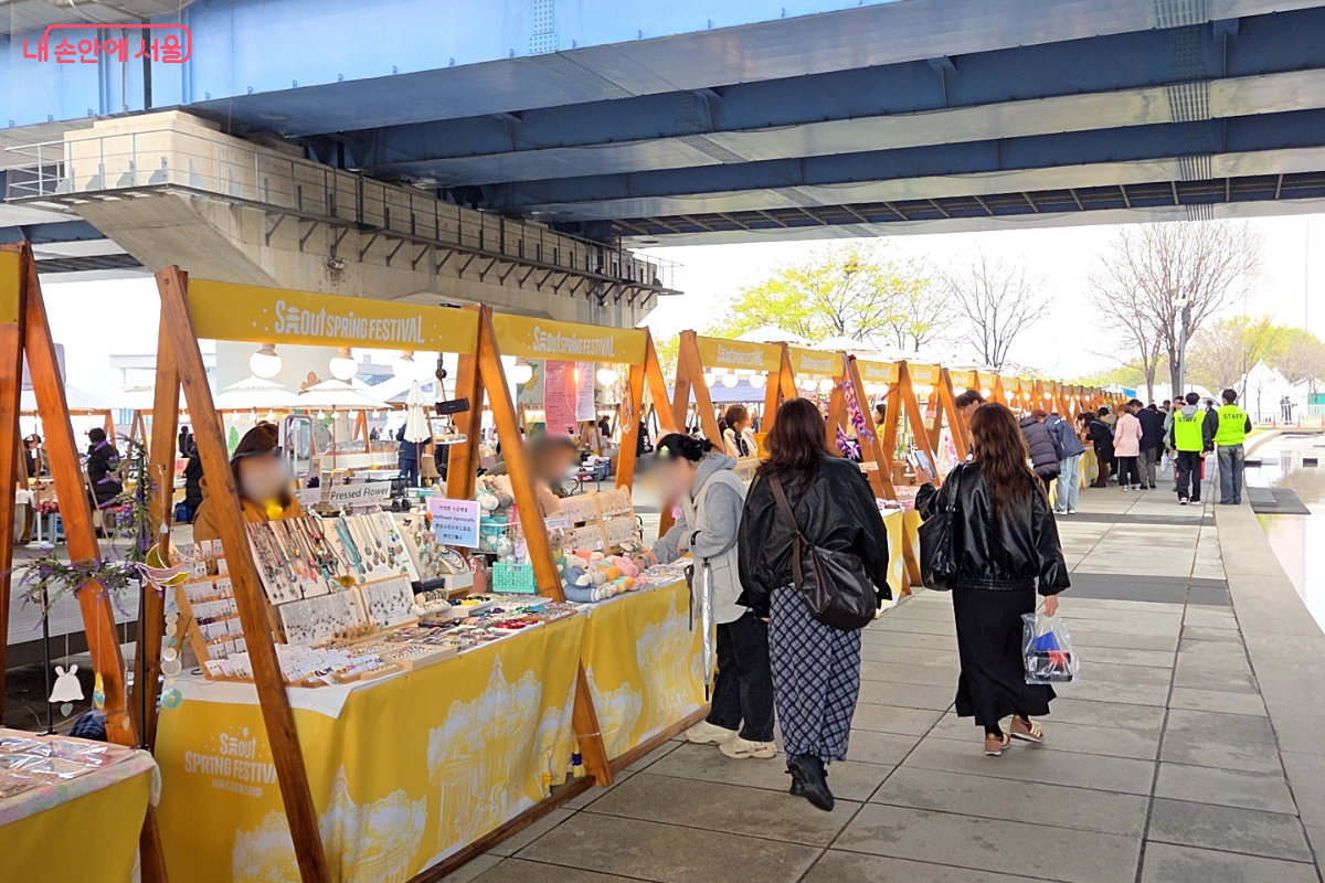 한강공원에서 열리고 있는 프리마켓 모습 ⓒ김승아