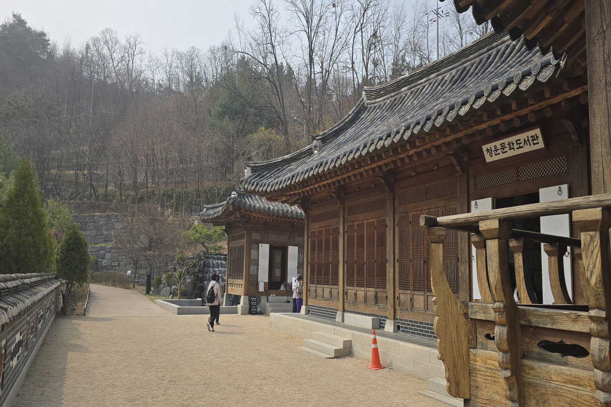 도심을 내려다보며 책 한 권, 인왕산 초소책방과 청운문학도서관