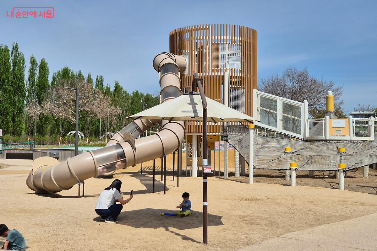 '광나루 모두의 놀이터'로 나들이 나온 가족들의 모습 &copy;백승훈