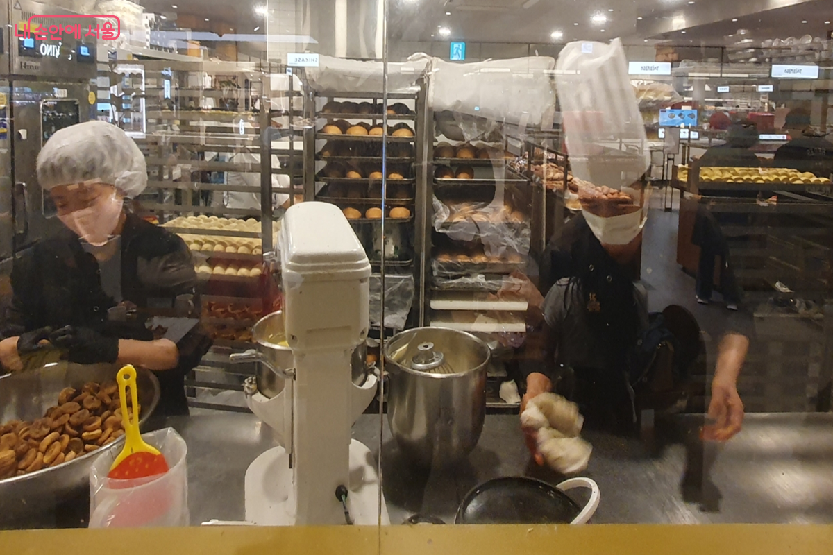 기존 대비 당도를 36% 낮춘 단팥빵과 무설탕무버터 통밀브래드로 건강빵 덜달달 철학이 담겨있다. &copy;김병규