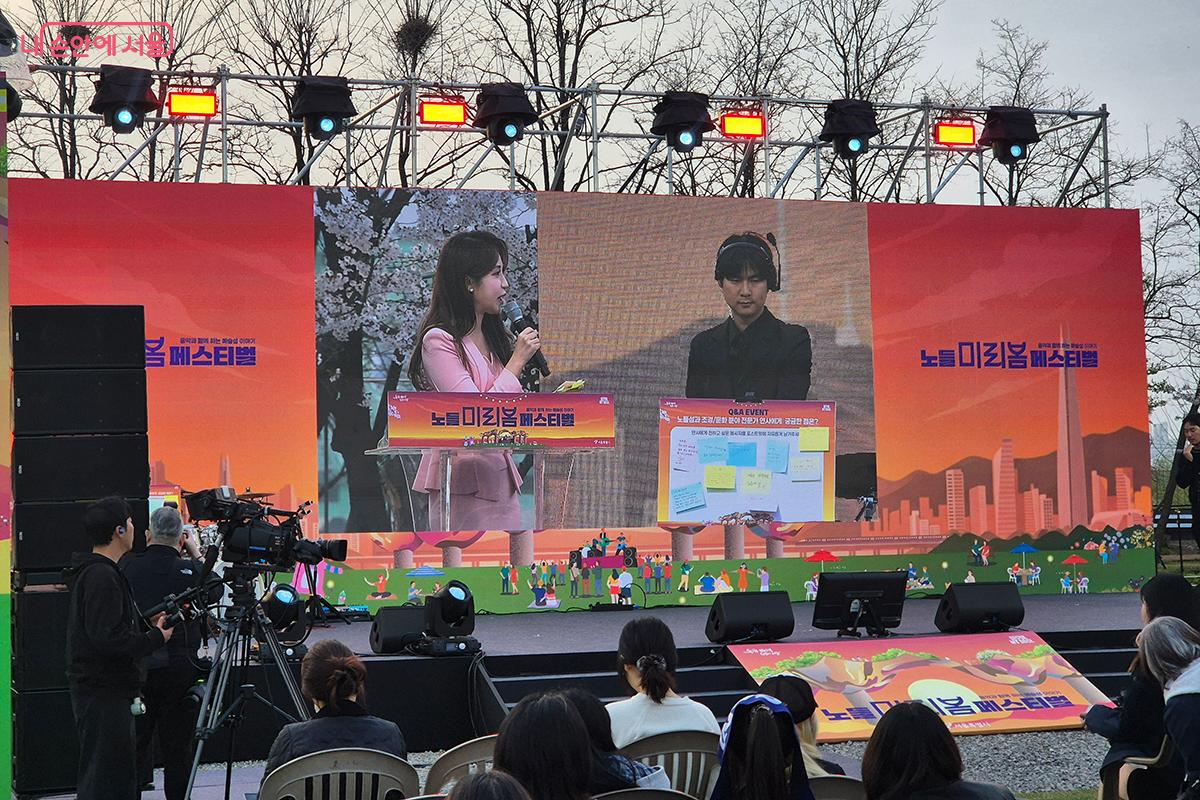 시민들이 미리 포스트잇에 적은 질문 내용을 강연자들이 직접 답변해 주는 시간도 가졌다. &copy;이혜숙