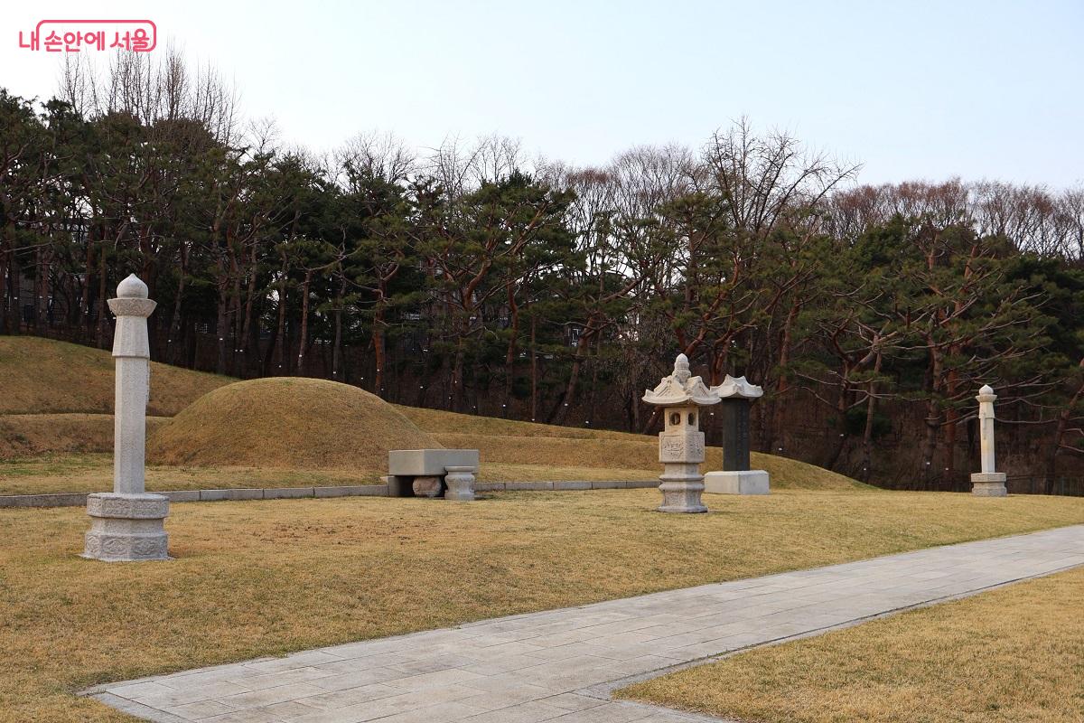 효창공원 내 백범 김구 선생 묘역, 소나무 숲에 둘러싸인 봉분과 석물 &copy;김대진