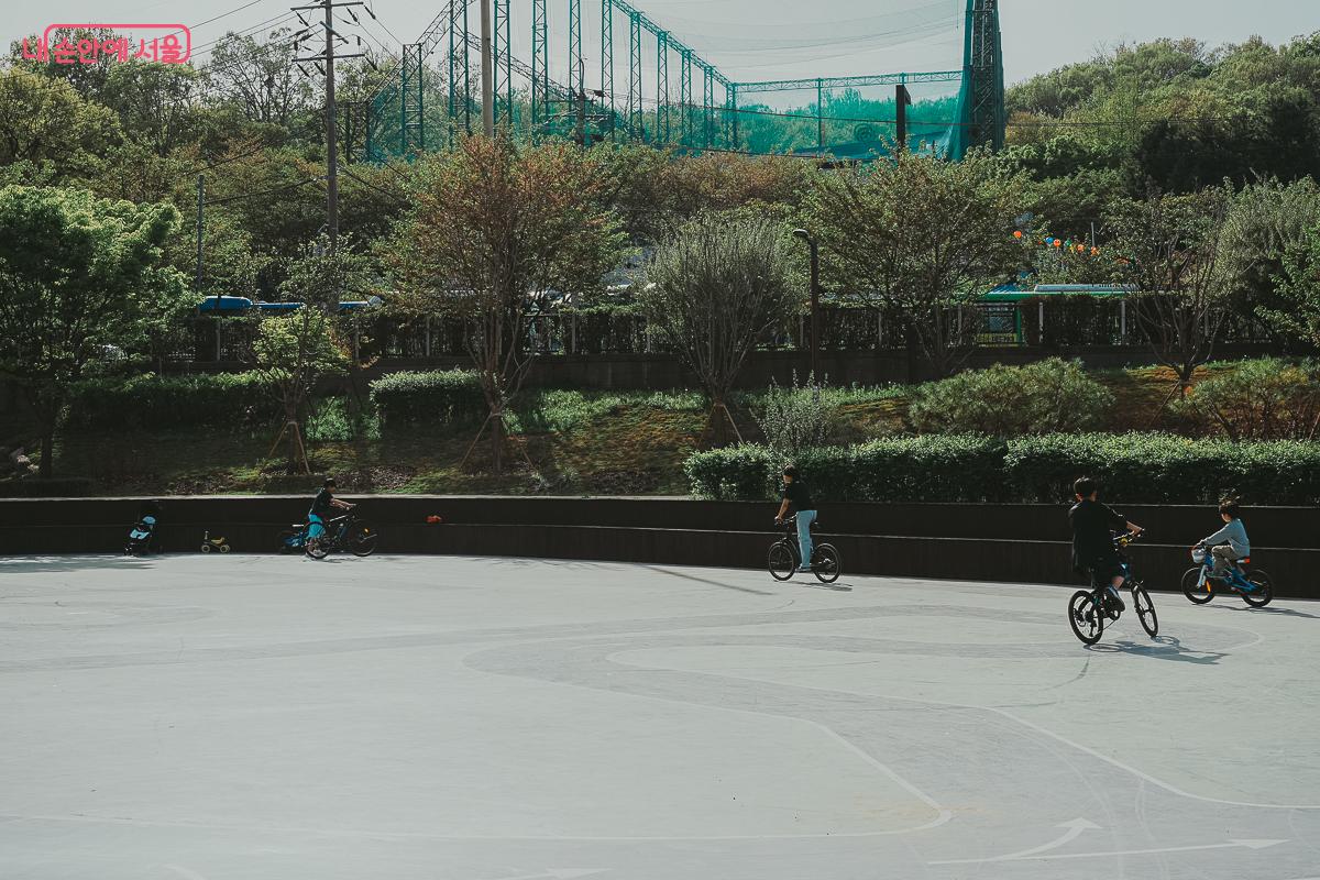 아이들이 자전거와 킥보드를 타며 자유롭게 뛰노는 생동감 넘치는 모습 &copy;김성무