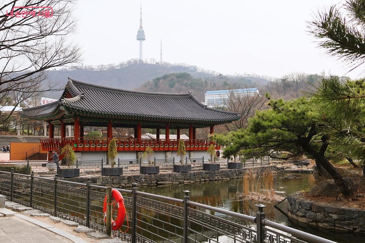 서울천년 타임캡슐이 자리한 남산골한옥마을, 천우각과 연못 뒤로 남산타워가 보인다. &copy;김대진