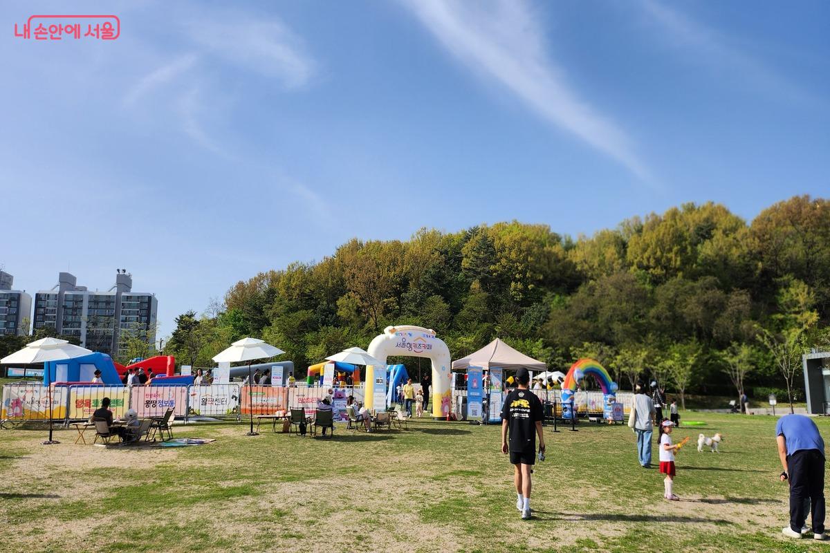 넓은 잔디광장에 조성되어 개방감이 좋다. &copy;장지영