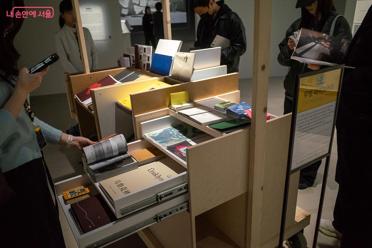 미술관 곳곳을 이동하며 관람객과 우연히 마주치는 이동 서가 프로젝트 &lsquo;무빙 라이브러리&rsquo; &copy;이란