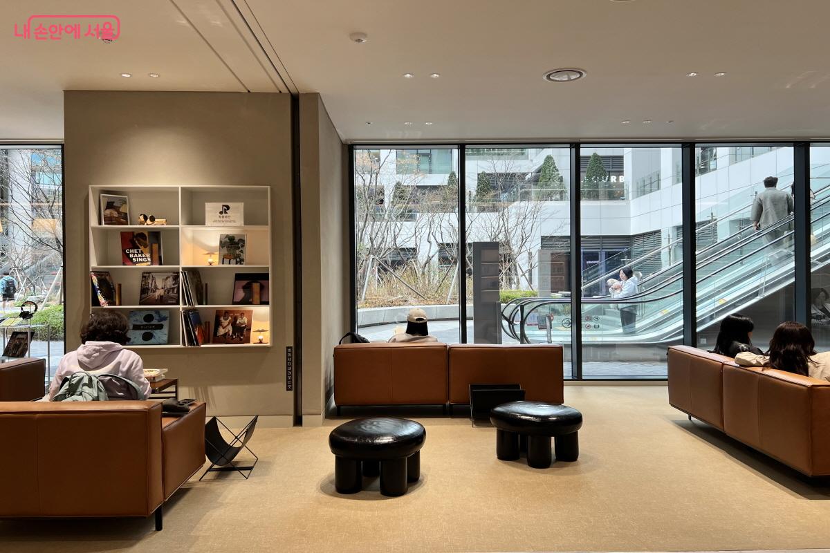 다양한 형태의 서가와 열람 장소가 있어 취향에 맞게 공간을 골라 독서하기에 좋다. &copy;박지영