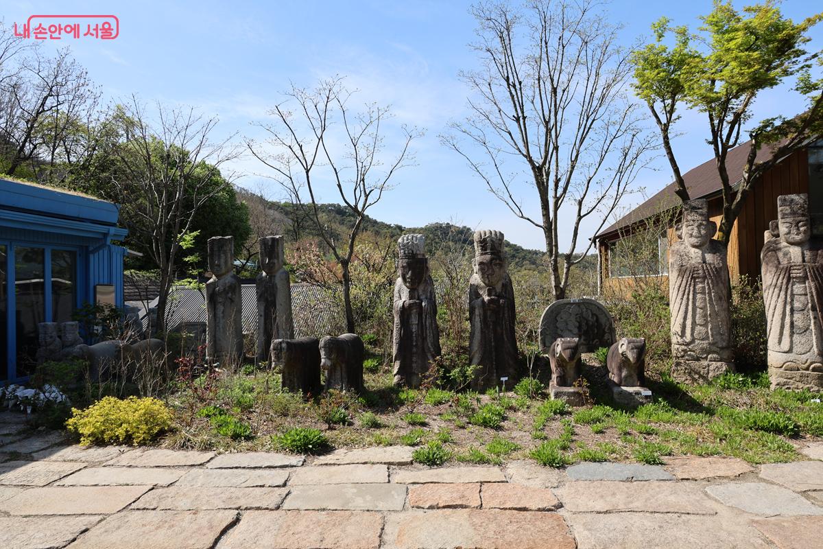 석상들을 감상하며 걷기 좋은 야외 정원 &copy;박우영