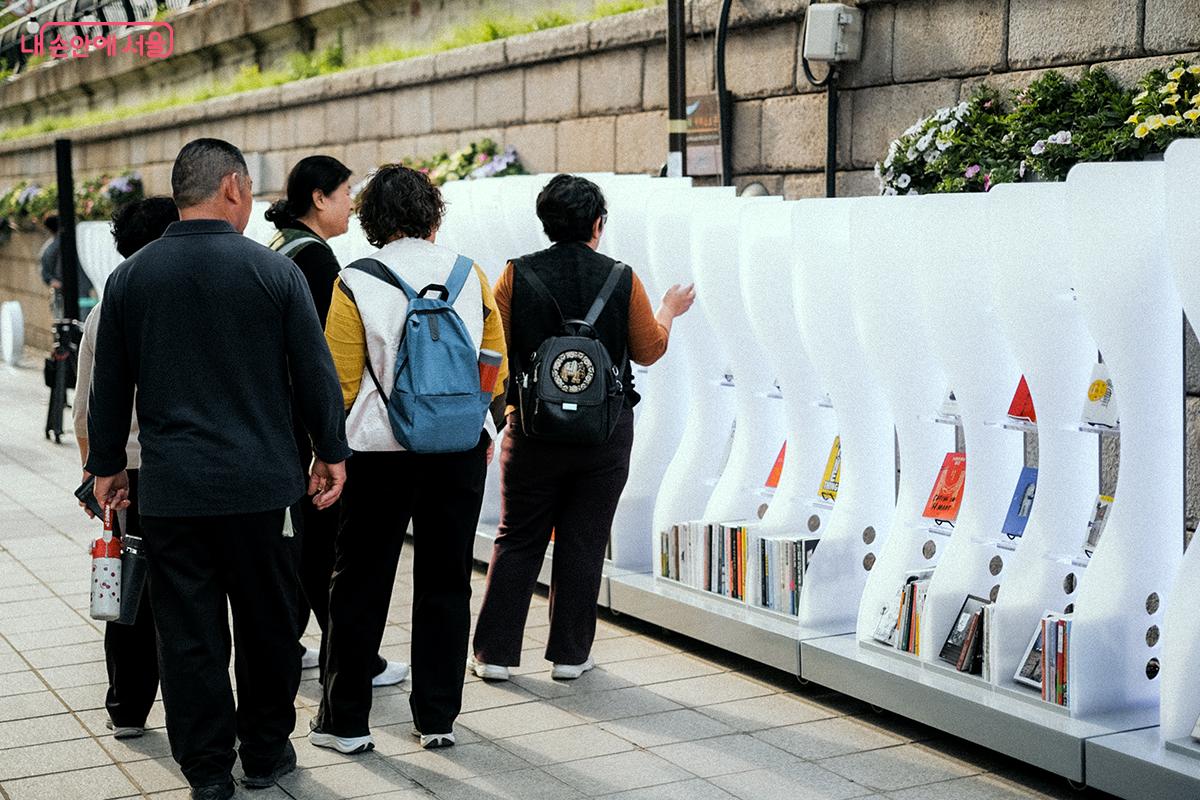 청계천 &lsquo;책읽는 맑은냇가&rsquo;는 하천의 흐름을 본뜬 &lsquo;물결서가&rsquo;를 배치해 시각적 즐거움을 더했다. &copy;김아름