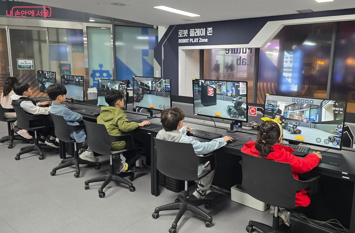 '서울퓨처랩'이 체험 중심의 프로그램으로 바뀌었다. 체험은 6명씩 소규모로 진행된다. &copy;조성희