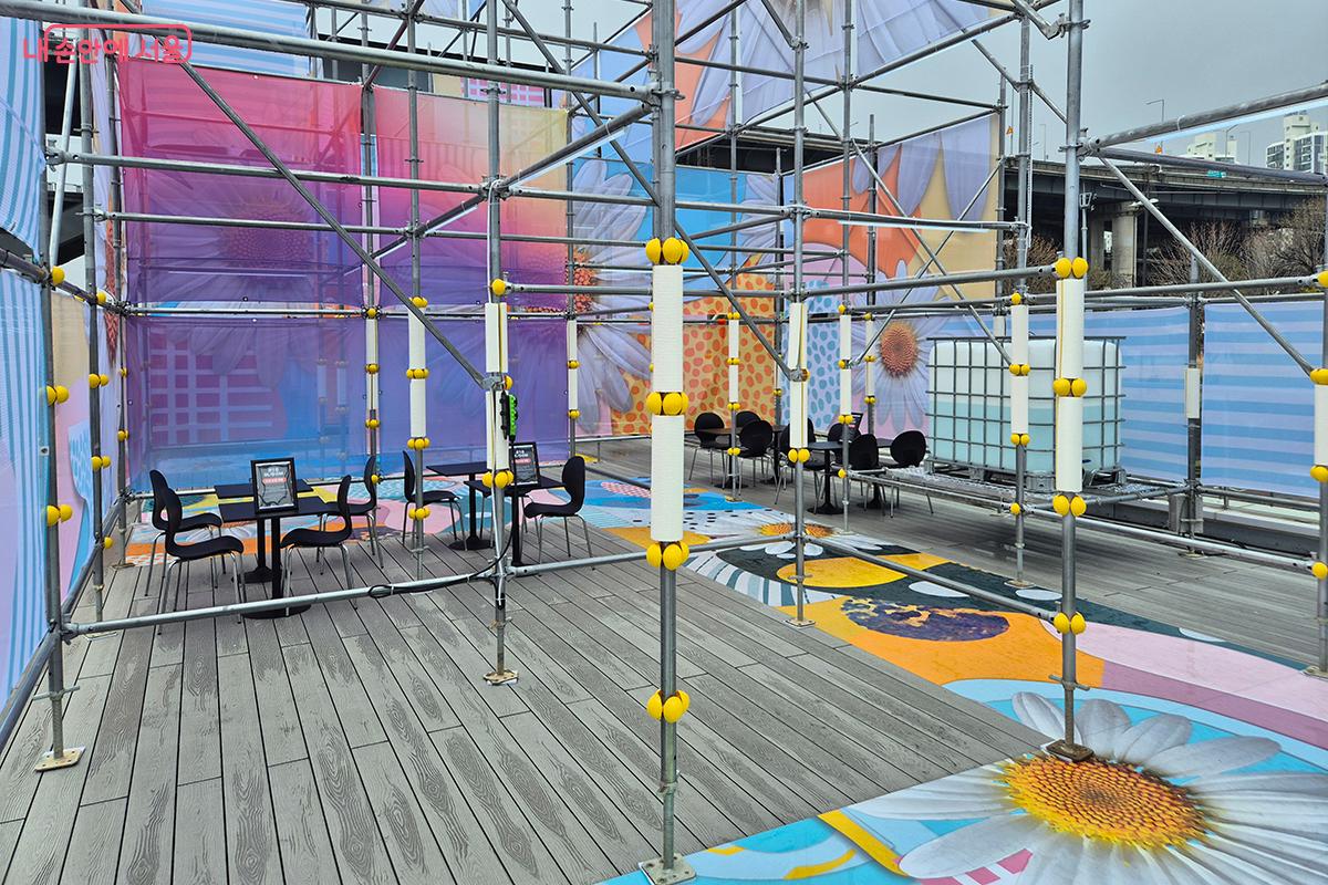 뚝섬 선착장은 대형 정글짐 탐험 공간을 모티프로 젊음의 문화가 모이는 광장을 구현했다. ©이혜숙