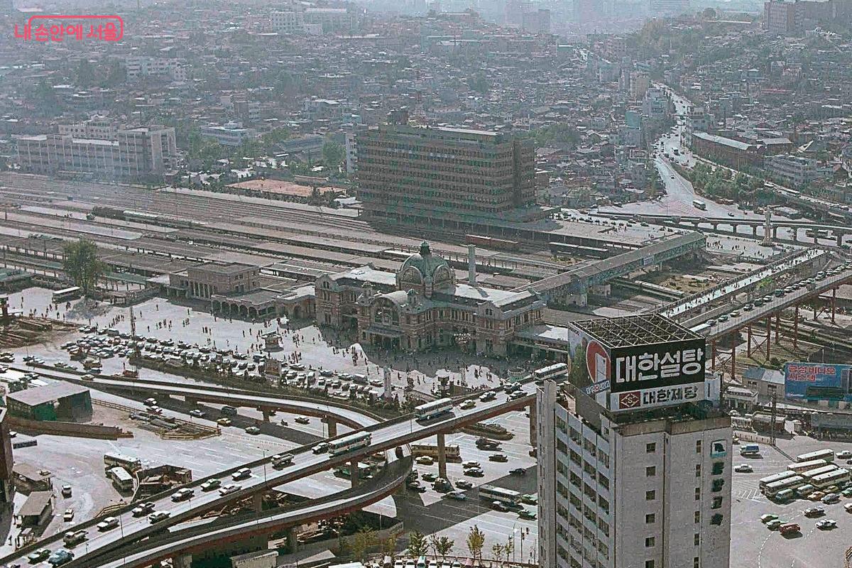 1984년 서울역의 모습. 본역사 왼쪽에 남부역이 보인다. ©서울역사박물관