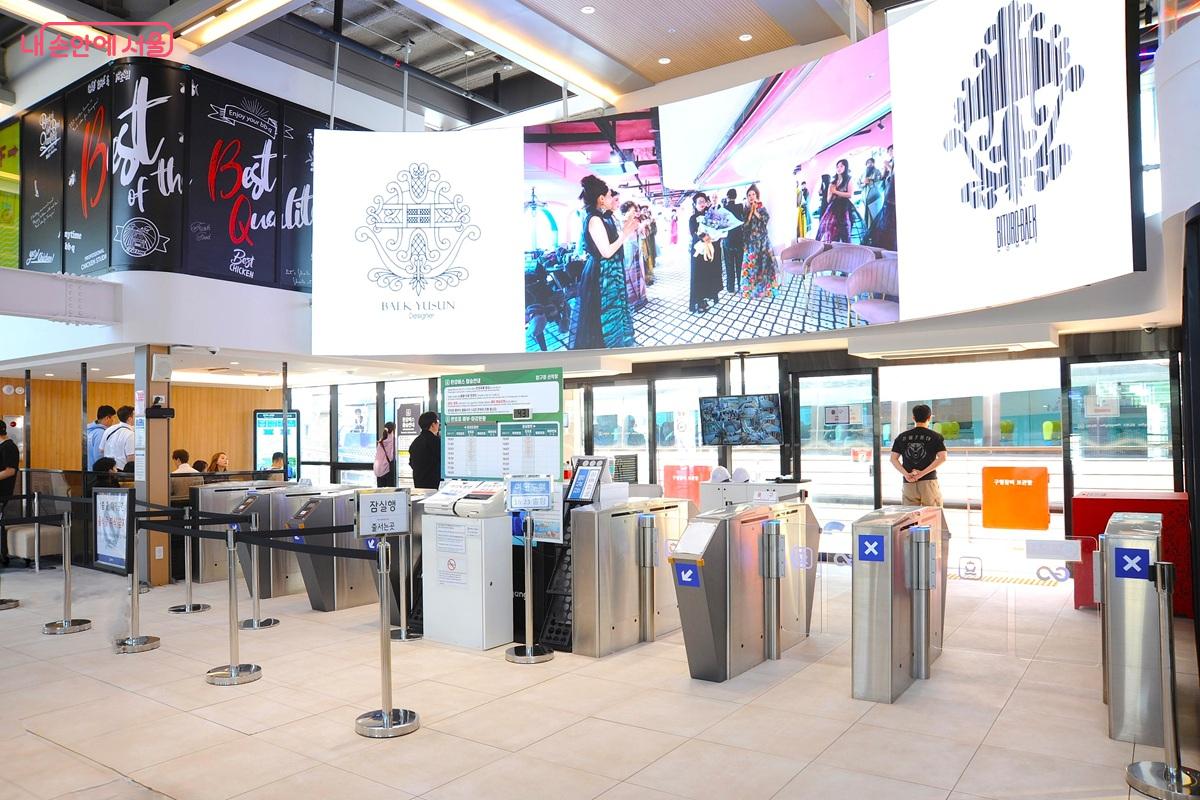 한강버스를 이용해 트레저헌트 미션을 수행 중인 시민들도 만날 수 있었다. &copy;조수봉