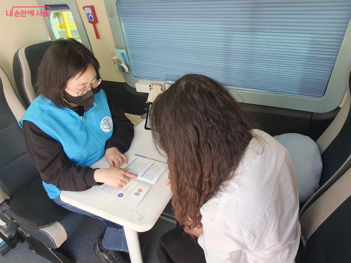 스트레스 검진 후 정신건강 전문요원의 일대일 상담이 가능하다. &copy;엄윤주