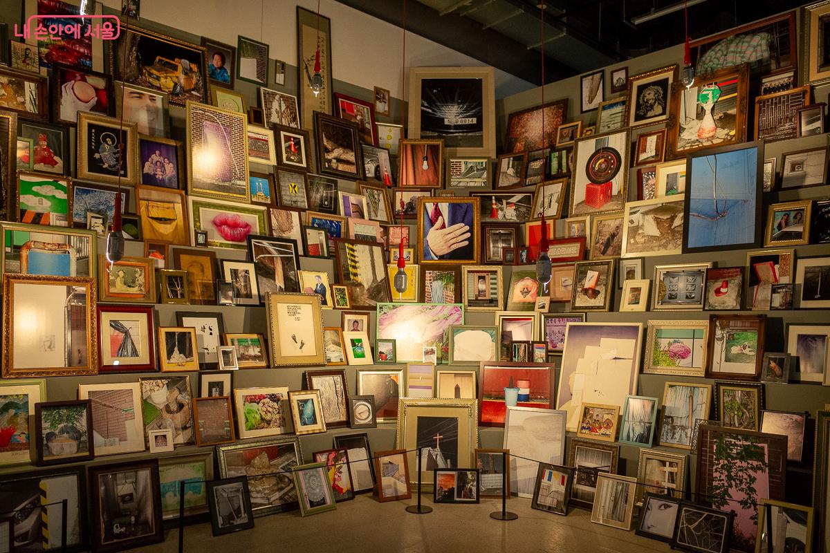 바닥부터 천장까지, 수많은 이야기의 조각들로 빼곡히 채워진 벽면 &copy;이란