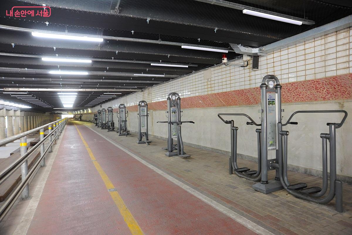 스케이크보드장 옆 자전거길과 체력 단련 구역 ©조수봉