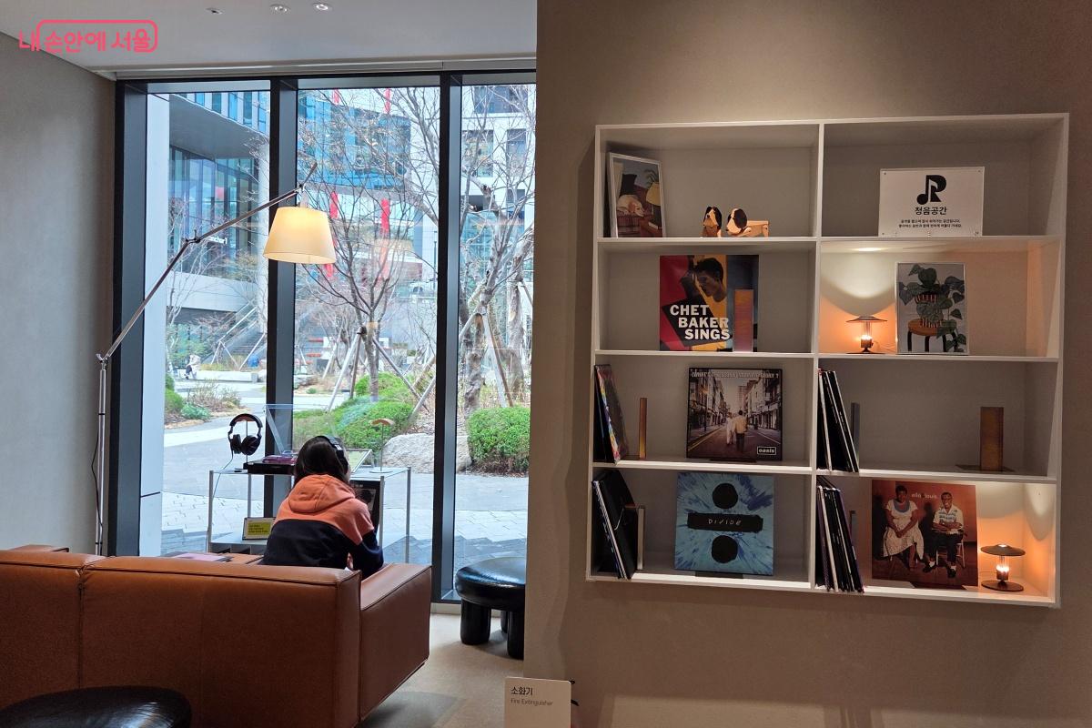 좋아하는 음반을 골라 음악을 들을 수 있는 공간 &copy;김미선 