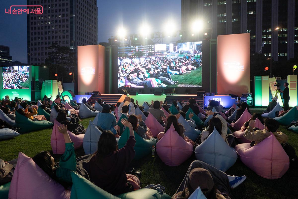  &lsquo;힙독&서울야외도서관&rsquo; 개장을 기념 특별 작가와의 만남을 기다리는 시민들 Ⓒ김인수
