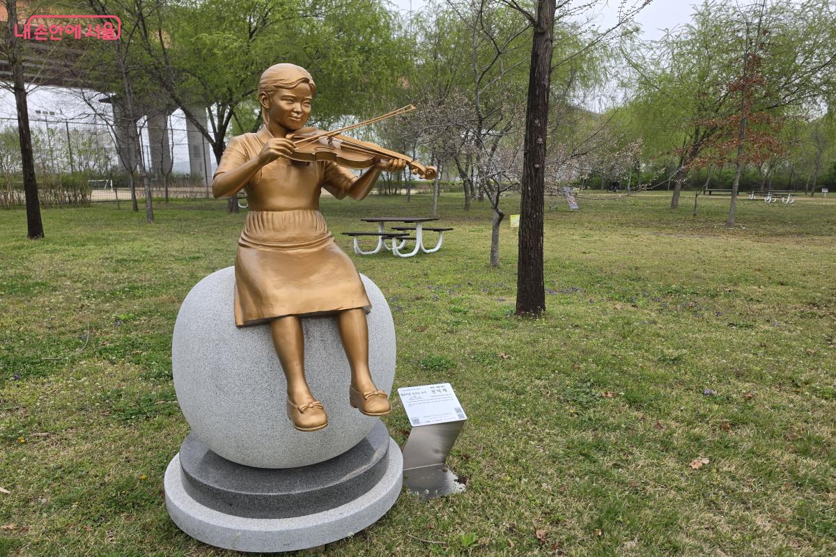 바이올린을 키는 소녀