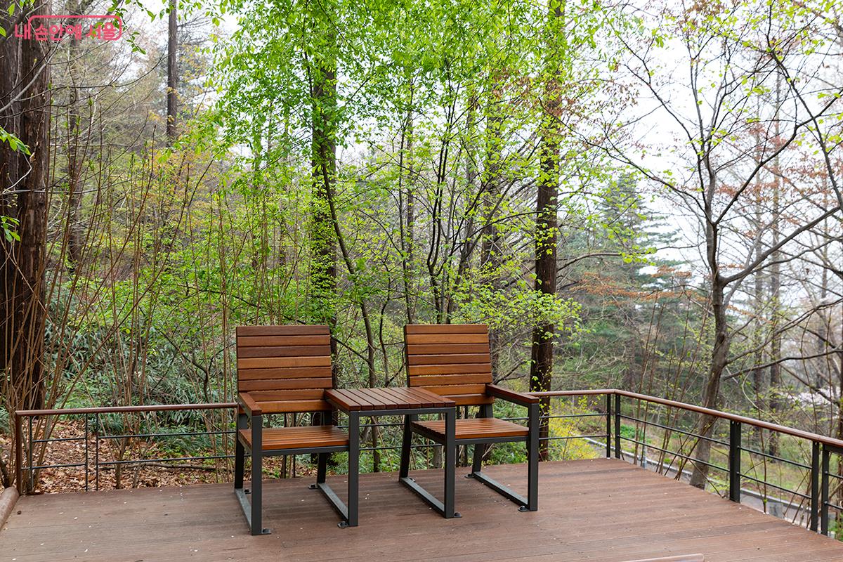 길을 따라 걷다 보면 중간중간 마련된 쉼터와 벤치가 눈에 띈다. ⓒ문청야