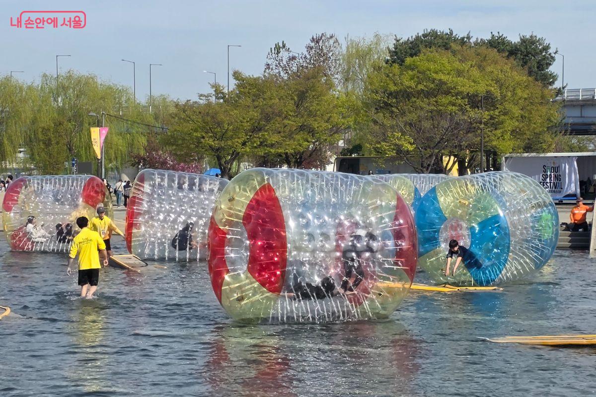 워터볼 굴리기는 10분 동안 진행되며 초등학교 3학년 미만은 안전을 위해 보호자와 동승해야 한다. ⓒ김민지