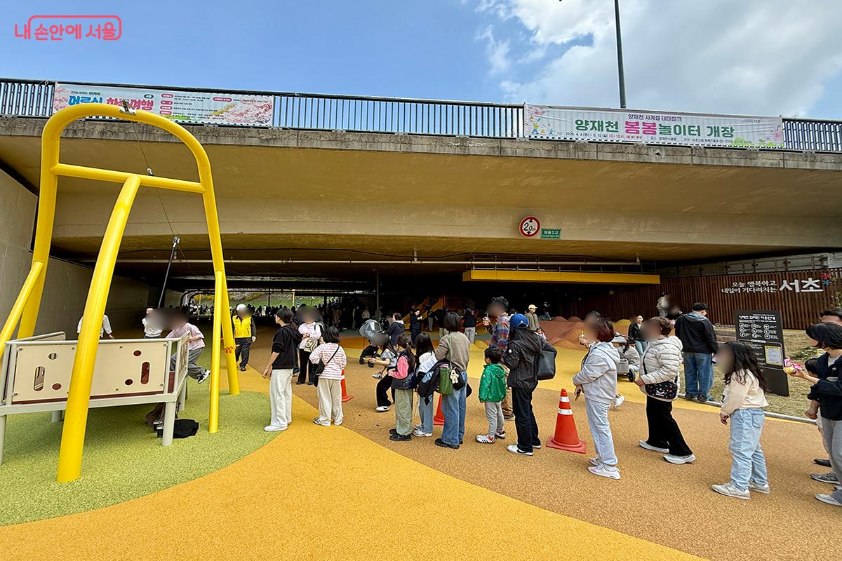 영동1교 밑에 마련된 놀이시설을 이용하려는 가족단위 관람객들 &copy;김미정