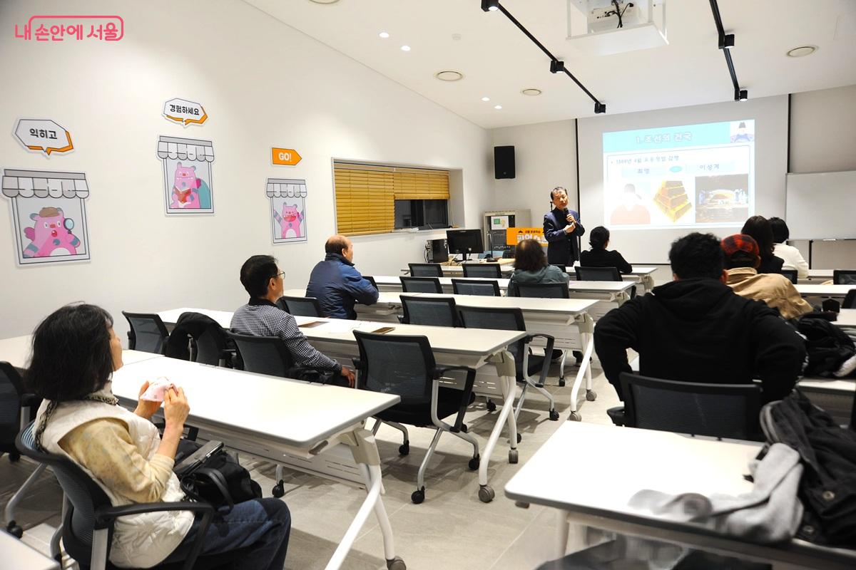 ‘팝업스쿨’ 첫 번째 강의로 진행된 건국대학교 사학과 신병주 교수의 ‘알아두면 쓸모 있는 조선 왕조 이야기’ ©조수봉