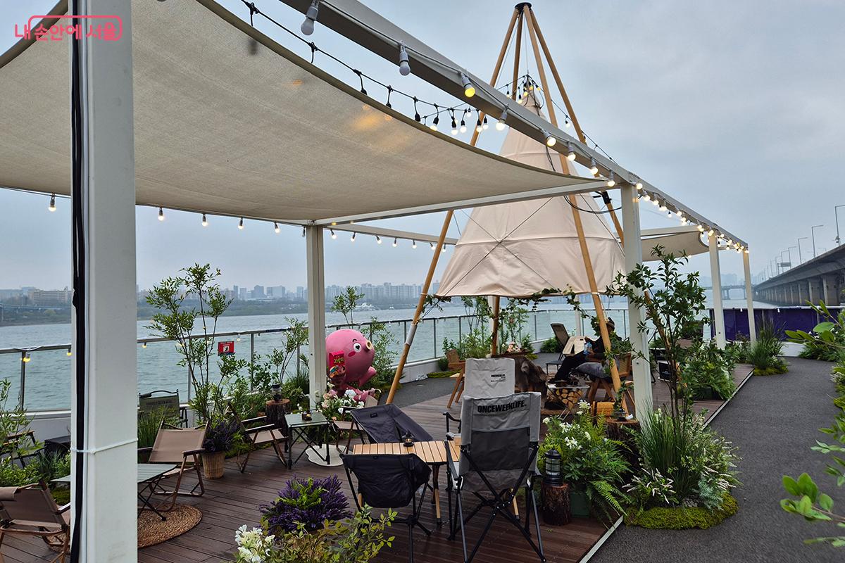 편안한 의자에 누워 한강을 바라보며 커피 한잔을 즐기는 휴식은 그 자체로 힐링의 시간이 된다.