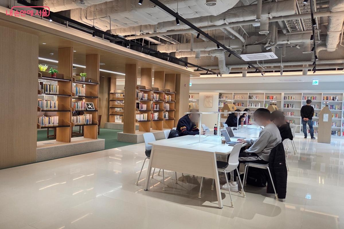 로비에서부터 커뮤니티홀까지 열람 좌석이 다양하다. &copy;김미선 
