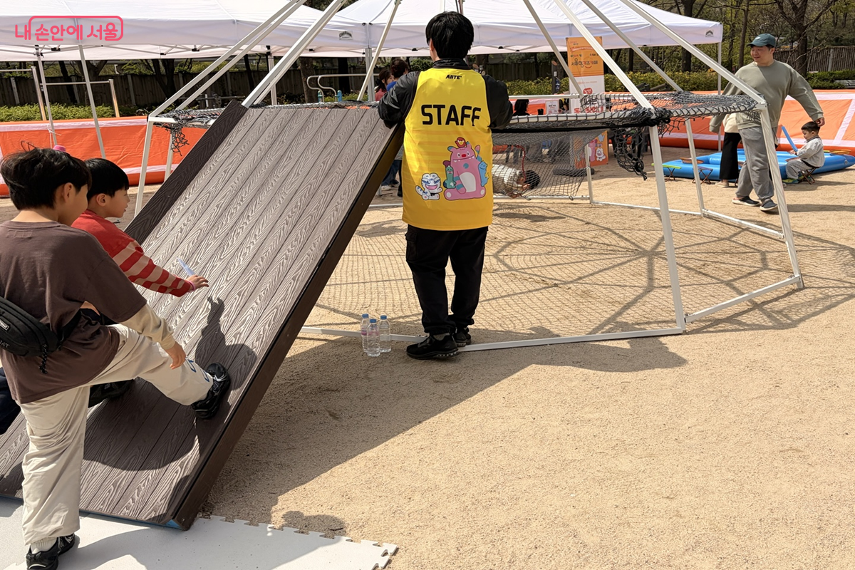 스포츠 바운스 공간에서 활동을 즐기는 아이 &copy;권혜원