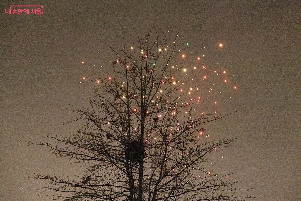 드론이 흩어지며 밤하늘에 빛을 뿌린다. ©장신자
