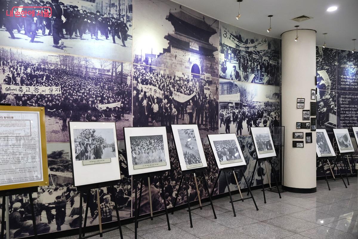 1층 로비, 4&middot;19 혁명 당시의 긴박했던 순간을 기록한 대형 사진 전시물 &copy;김대진