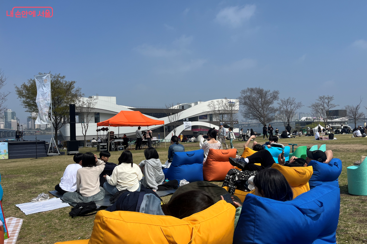 시민들의 휴식과 독서를 위한 &lsquo;책읽는 한강공원&rsquo; 중심 공간 &copy;김연희