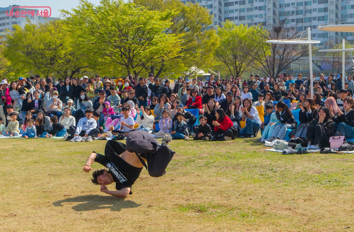 해군 홍보대의 브레이크댄스. 잔디밭에서 열정적으로 브레이크댄스를 추는 해군 홍보대.