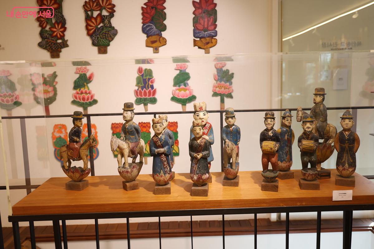 각기 다른 모양새의 목인들을 감상하는 재미도 쏠쏠하다. &copy;박우영