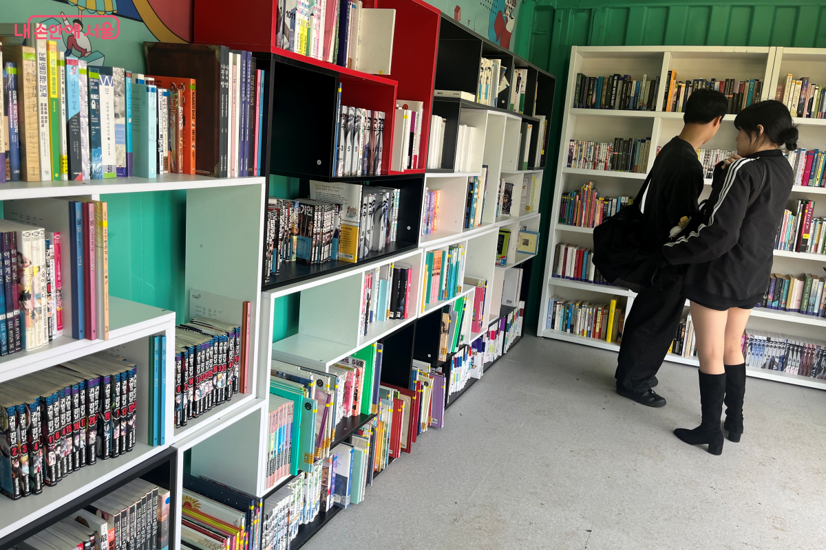 한강공원에 마련된 이동형 야외 도서관에서 책을 고르는 시민들 &copy;김연희