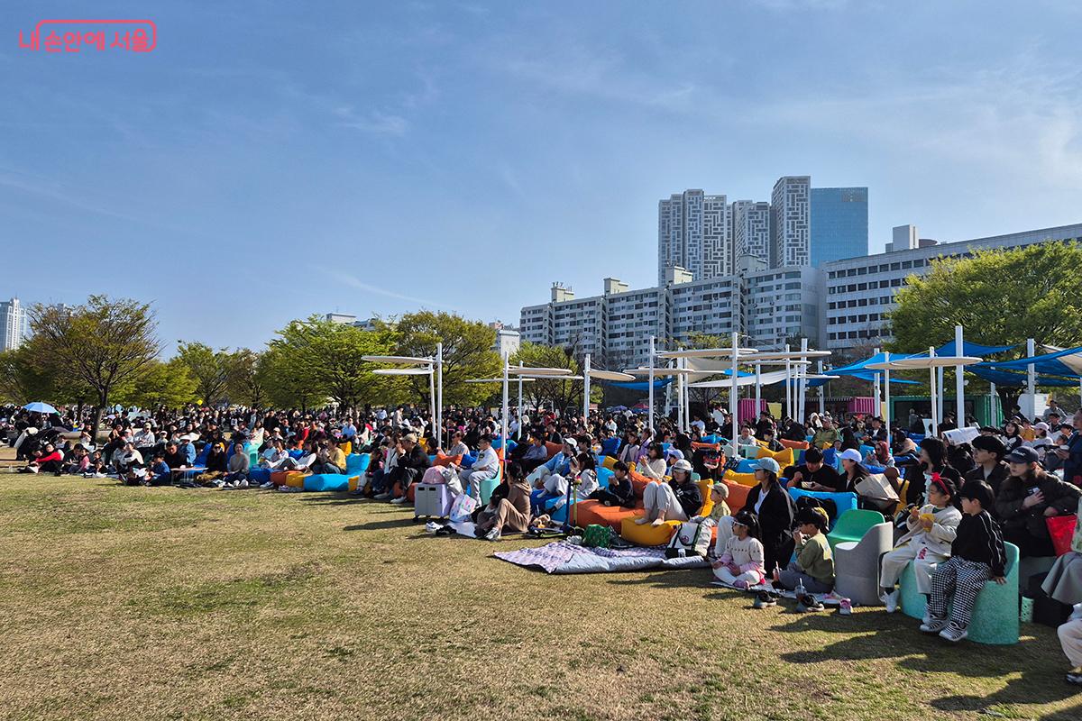 책읽는 한강공원이 여의도 한강공원 멀티플라자에서 열렸다. &copy;정향선
