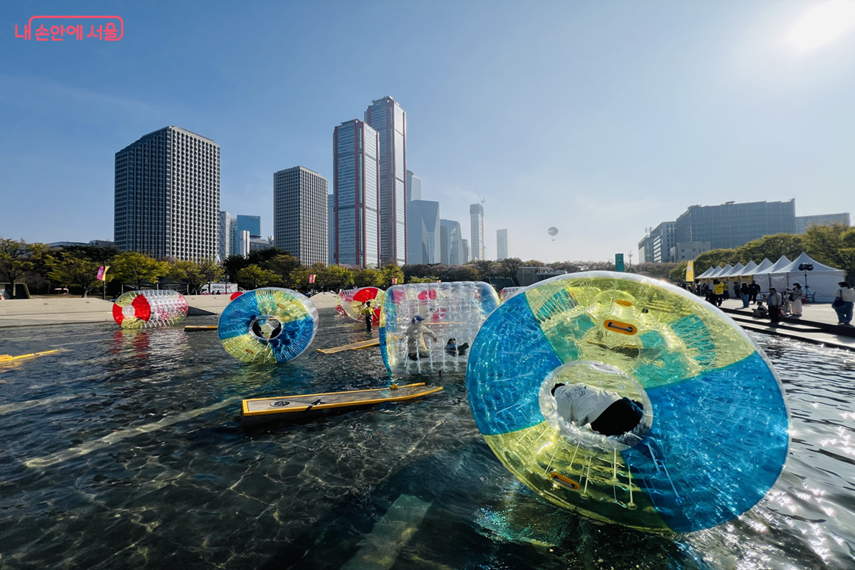 '워터볼 굴리기'를 체험할 수 있는 물빛 놀이터 ©김경선