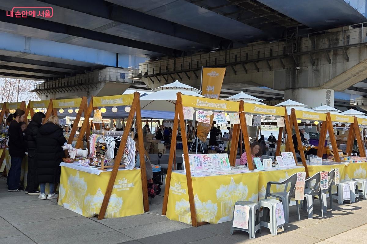 간단한 먹거리, 액세서리, 인형 등 부스가 운영됐다. &copy;김미선