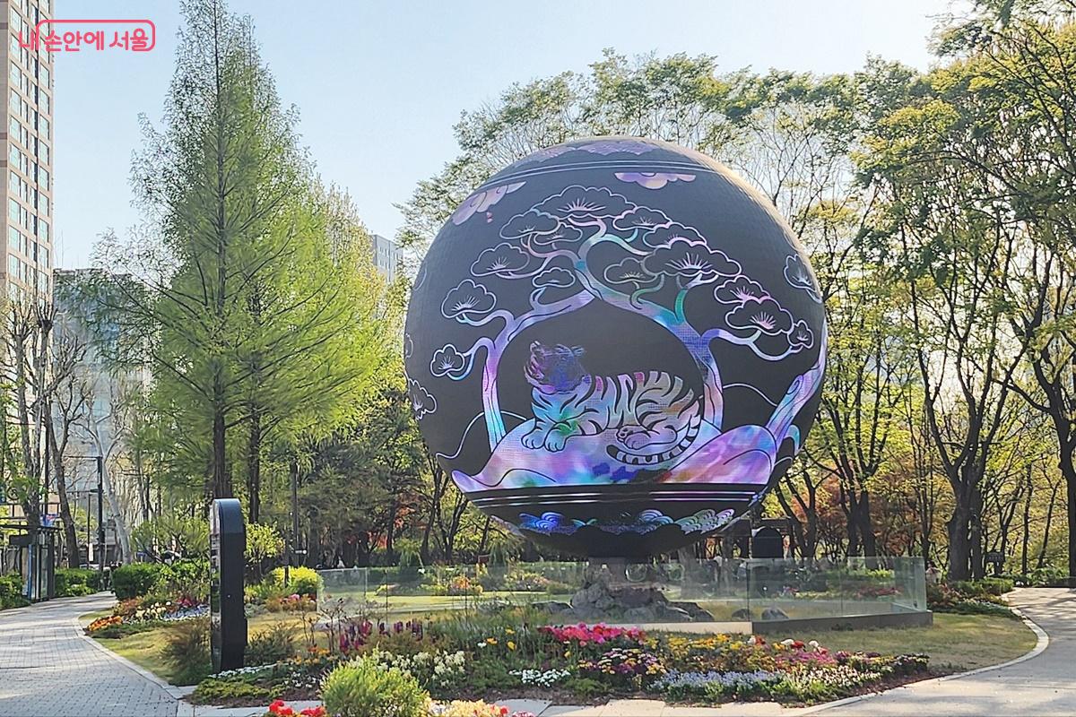 석촌호수 사거리에서 볼 수 있는 '송파 더 스피어' 