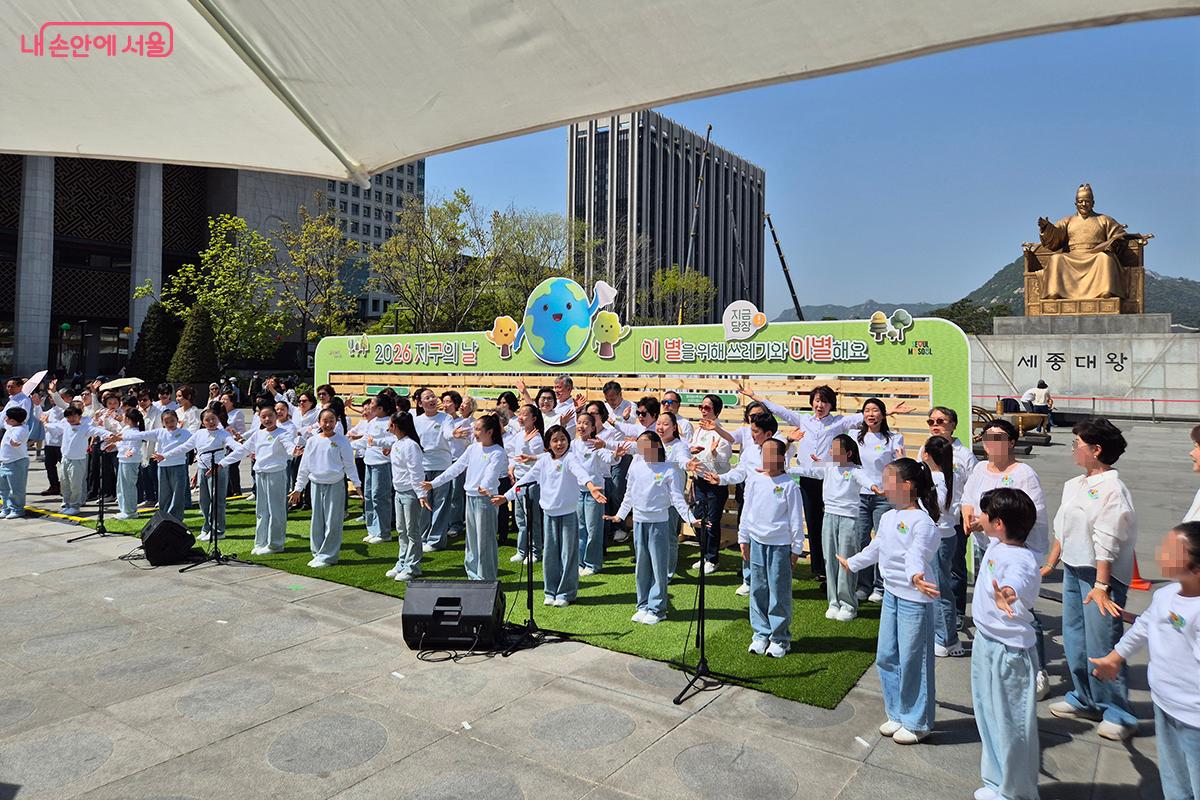 117명의 시민들로 구성된 합창단이 지구의 날 메시지를 담은 노래를 불렀다. &copy;정향선