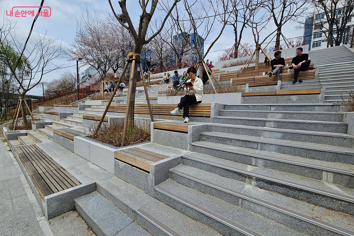 하천변 '프롬나드 스탠드'에서 자연과 함께하는 소중한 시간을 보낼 수 있다. ©이혜숙