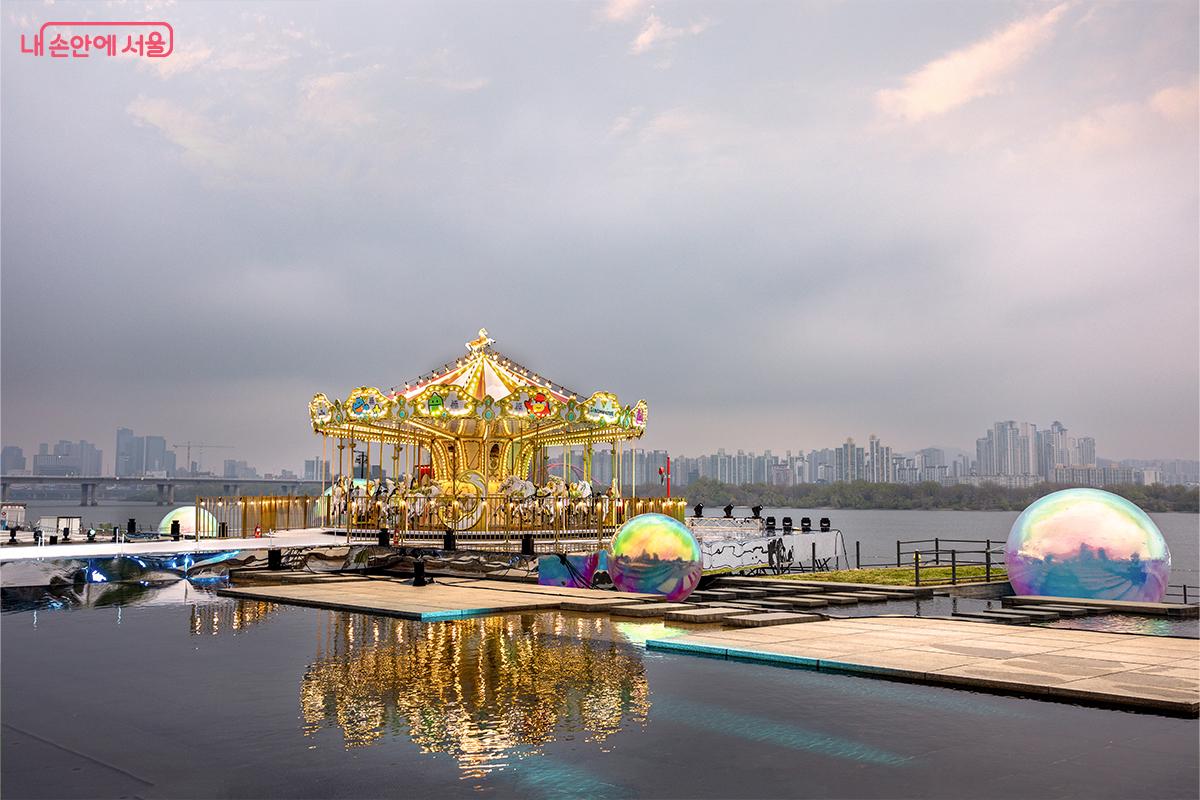여의도 한강공원에 설치된 회전목마 ©장신자