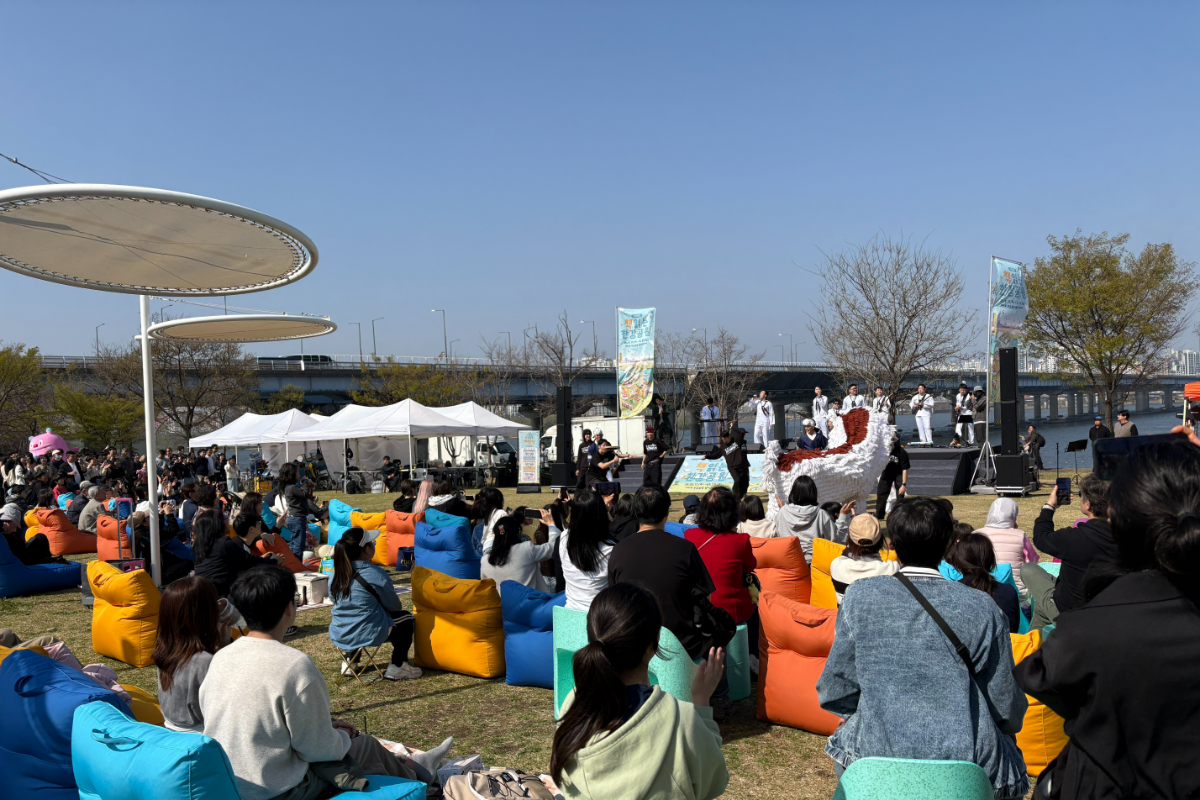 한강 보며 읽고, 놀고, 쉬다! 토요일은 한강공원으로 '책크인'!