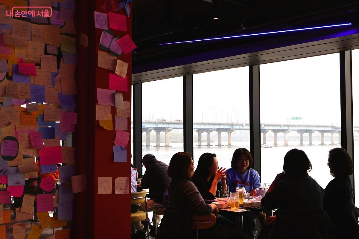 선착장 2층, 탁 트인 한강 뷰를 감상하며, 한강라면을 먹으며, 여유를 만끽하는 방문객들 ⓒ이봉덕