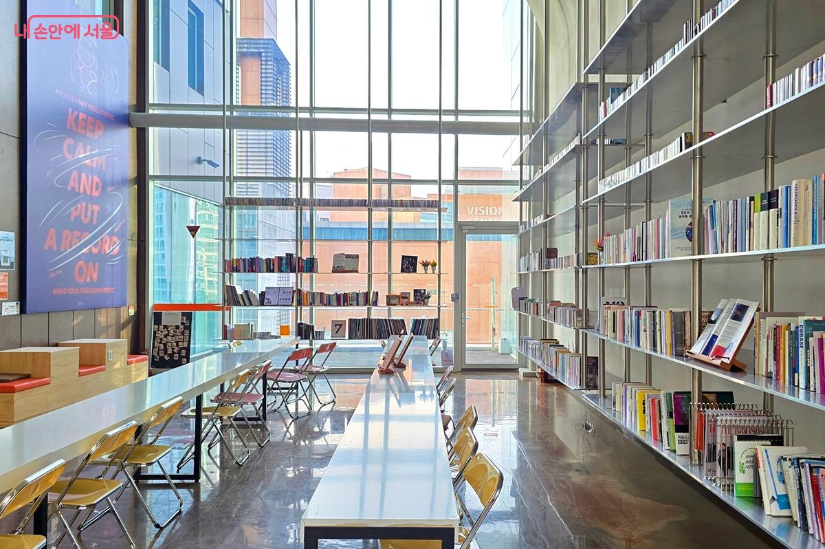 5층에 자리한 뮤직 라이브러리 &copy;조성희