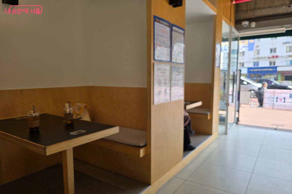 칸막이로 구분된 푹신한 좌석도 있다. &copy;강사랑